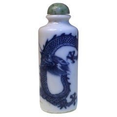 Tabatière chinoise ancienne en porcelaine bleue et blanche représentant un dragon