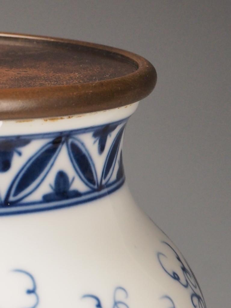 Lampe de bureau chinoise ancienne en porcelaine bleue et blanche, base en bronze en vente 5