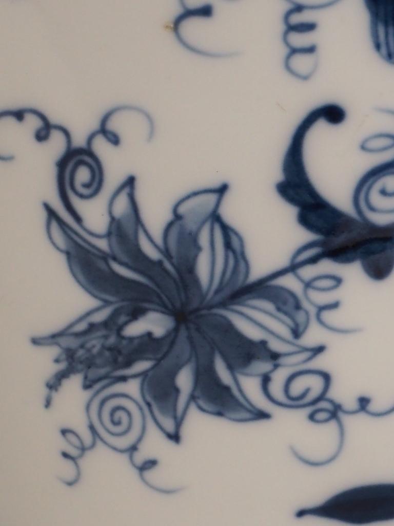 Lampe de bureau chinoise ancienne en porcelaine bleue et blanche, base en bronze en vente 7