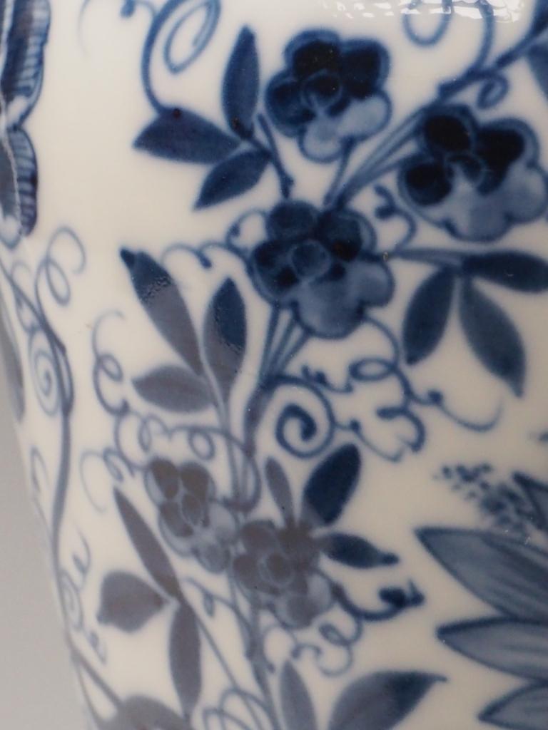 Lampe de bureau chinoise ancienne en porcelaine bleue et blanche, base en bronze en vente 9