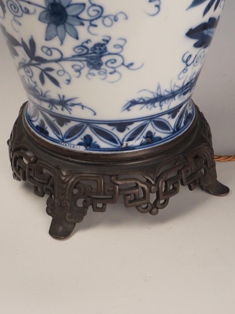 Lampe de bureau chinoise ancienne en porcelaine bleue et blanche, base en bronze en vente 10