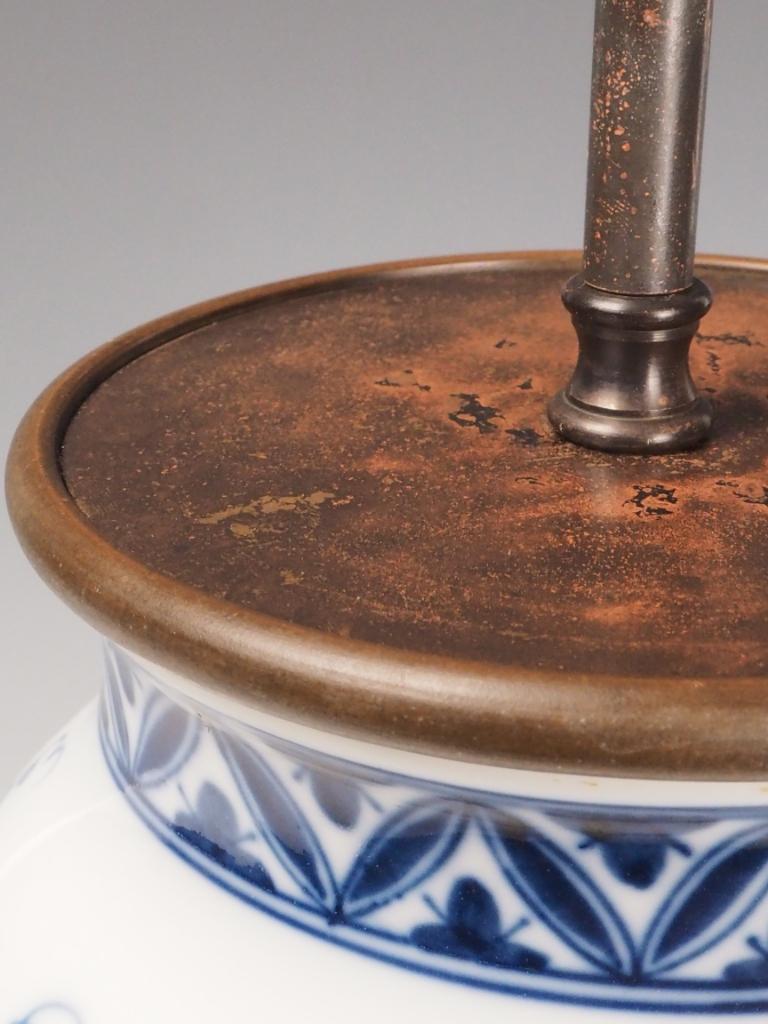 Lampe de bureau chinoise ancienne en porcelaine bleue et blanche, base en bronze en vente 11