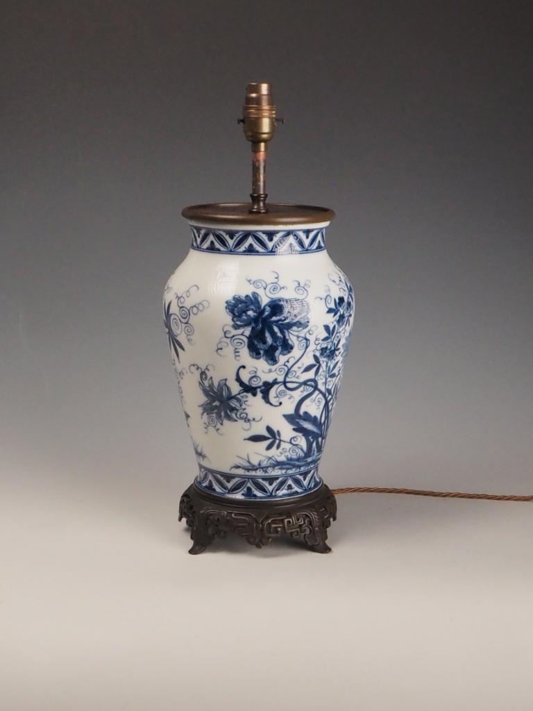 Ancienne lampe de table chinoise en porcelaine bleue et blanche avec base en bronze ornée
Une lampe de table ancienne en porcelaine chinoise bleue et blanche magnifiquement conservée, fabriquée à l'origine comme lampe à huile et convertie par la