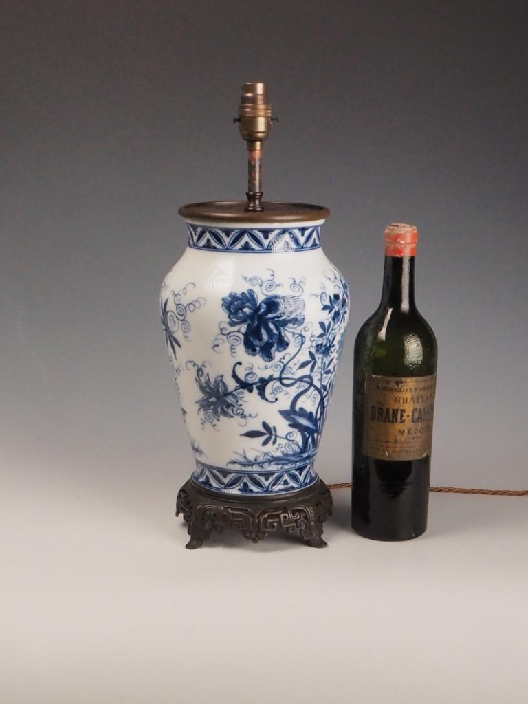 Lampe de bureau chinoise ancienne en porcelaine bleue et blanche, base en bronze Bon état - En vente à Lincoln, GB