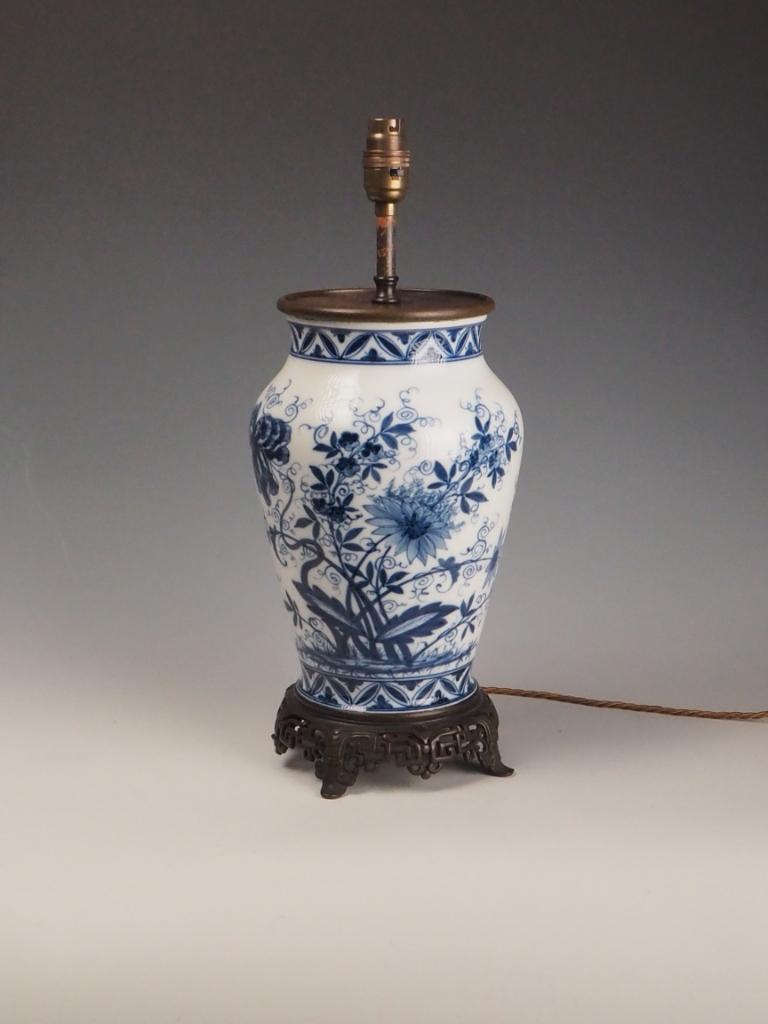 XIXe siècle Lampe de bureau chinoise ancienne en porcelaine bleue et blanche, base en bronze en vente