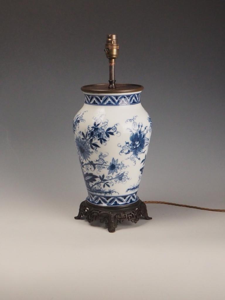 Bronze Lampe de bureau chinoise ancienne en porcelaine bleue et blanche, base en bronze en vente