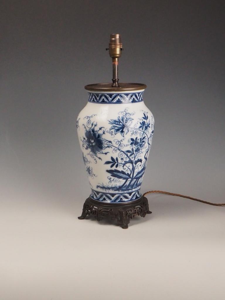 Lampe de bureau chinoise ancienne en porcelaine bleue et blanche, base en bronze en vente 1