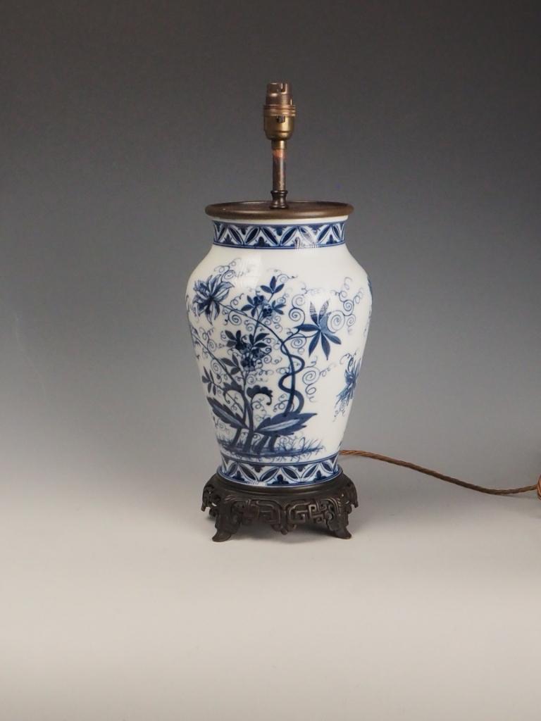 Lampe de bureau chinoise ancienne en porcelaine bleue et blanche, base en bronze en vente 2