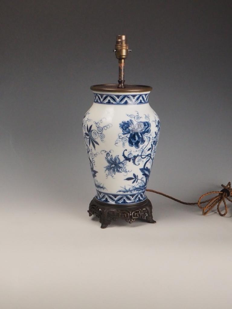 Lampe de bureau chinoise ancienne en porcelaine bleue et blanche, base en bronze en vente 3