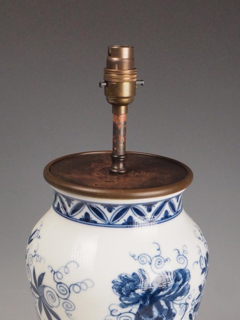 Lampe de bureau chinoise ancienne en porcelaine bleue et blanche, base en bronze en vente 4