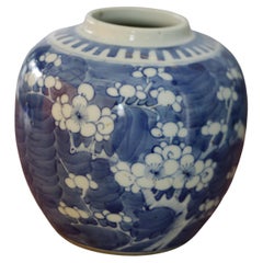 Ancienne jarre chinoise à fleurs de prunus bleues et blanches 