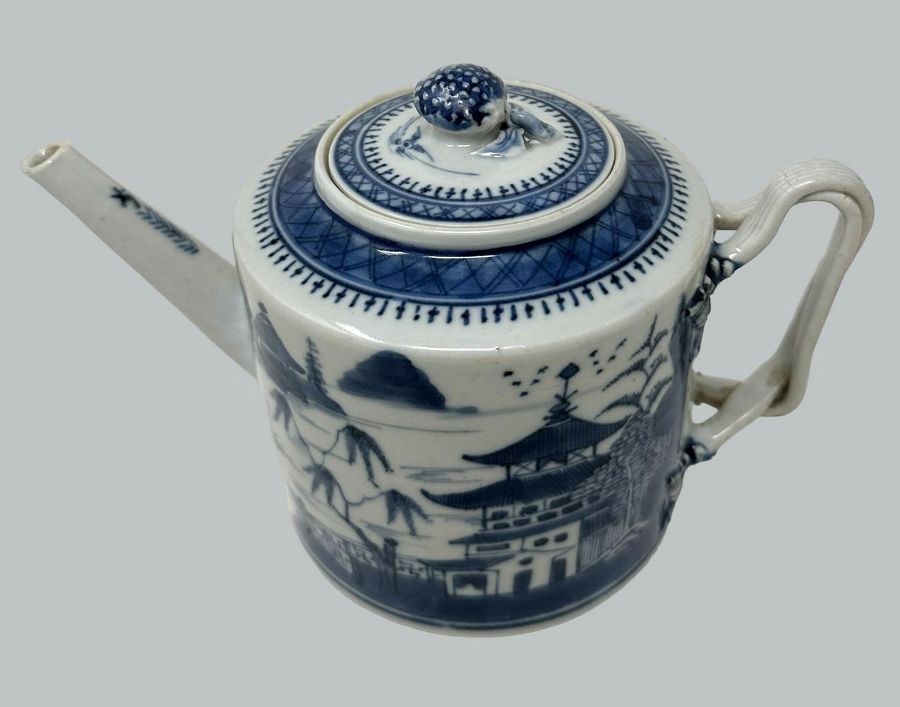 Antique Chinese Export Qing Dynasty Blue & White Teapot Important Provenance 18C In Good Condition In Dublin, Ireland