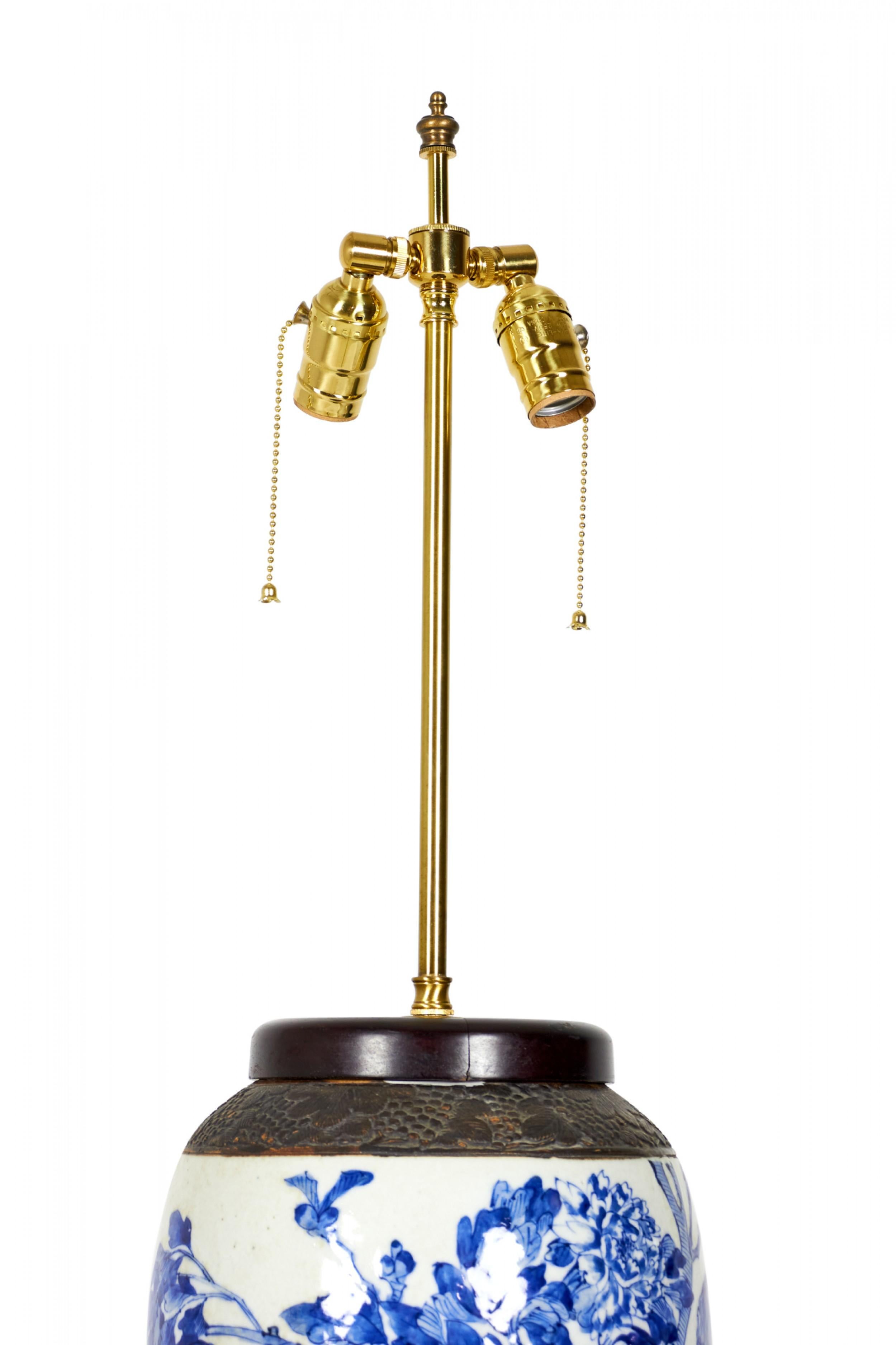 Lampe de table chinoise ancienne fabriquée à partir d'un vase en porcelaine monté avec du bois et des ferrures en laiton en guise de lampe, avec une rosace bleue et un motif floral sur un fond beige. (Lampe similaire : NWL2720)

Livré sans abat-jour.