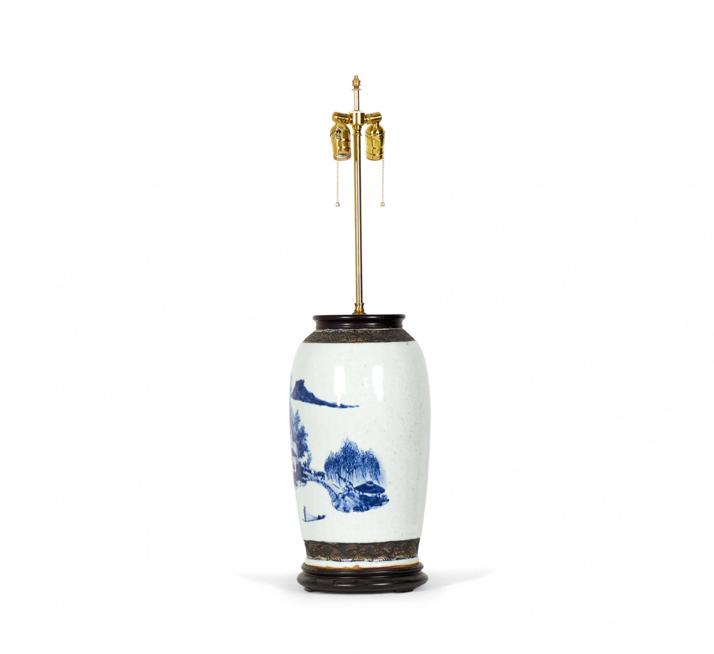 Antigua lámpara de mesa china fabricada a partir de un jarrón de porcelana del siglo XIX montado con madera y herrajes de latón a modo de lámpara, con rosetón azul y diseño floral sobre fondo beige. (Lámpara similar: NWL2713)

Se envía sin sombra.