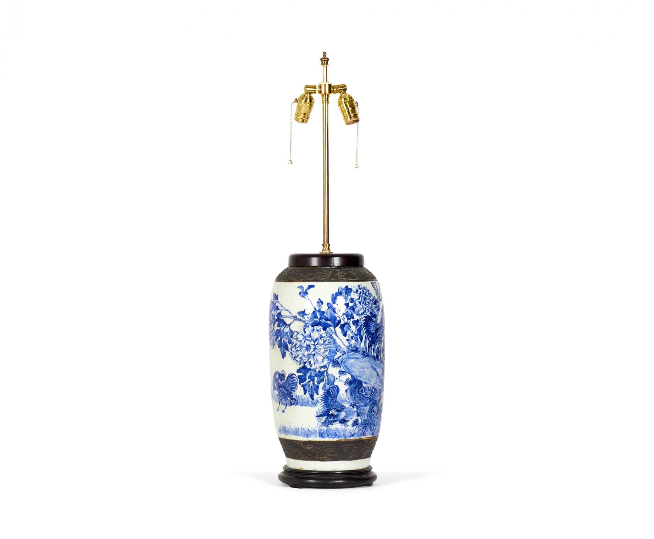 Exportation chinoise Lampe de bureau chinoise ancienne en porcelaine bleue et blanche à motif de coq et de fleurs en vente