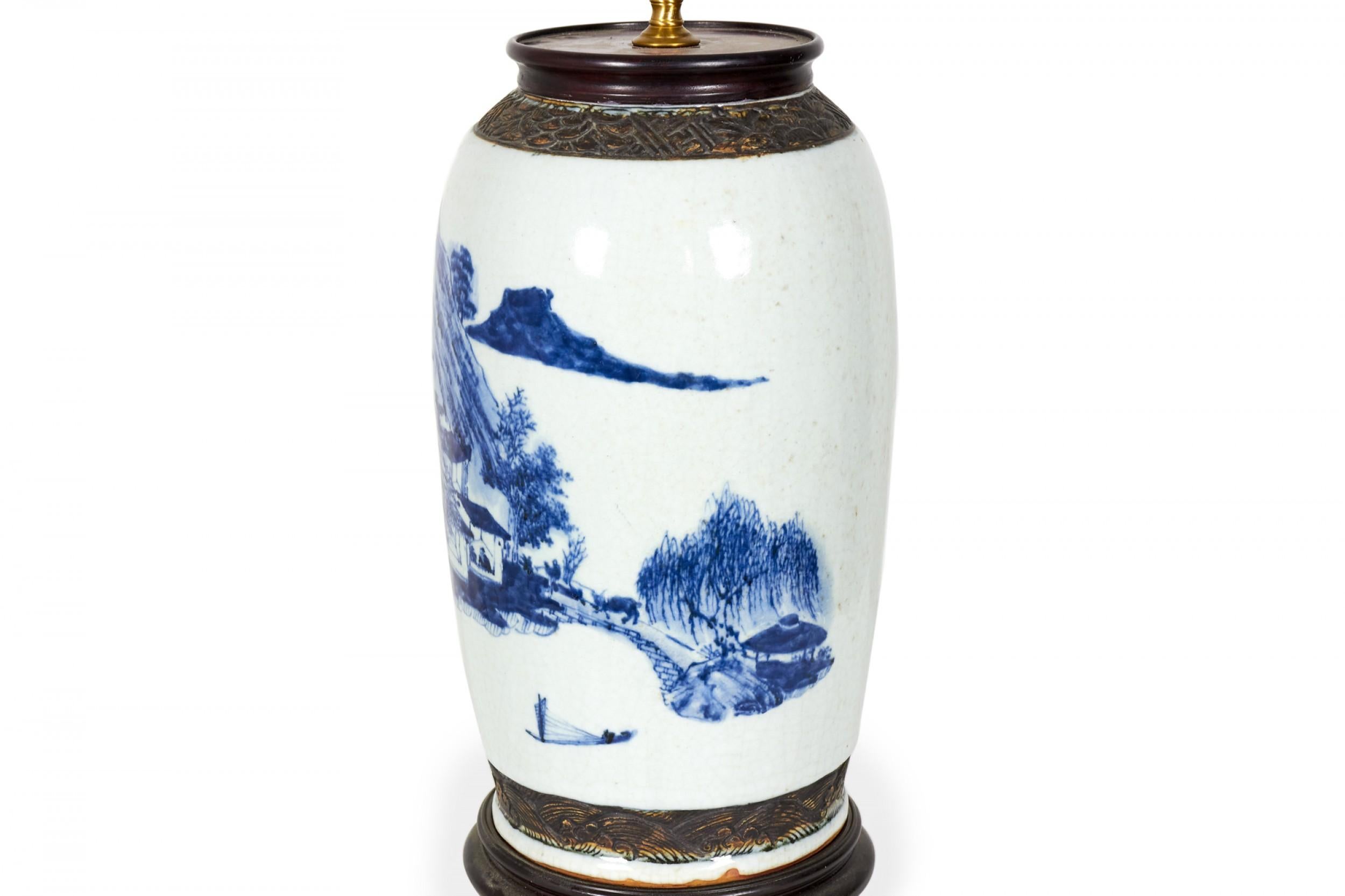 Antiguo jarrón chino de porcelana azul y blanca con diseño de gallo y flores Lámpara de mesa Exportación china en venta