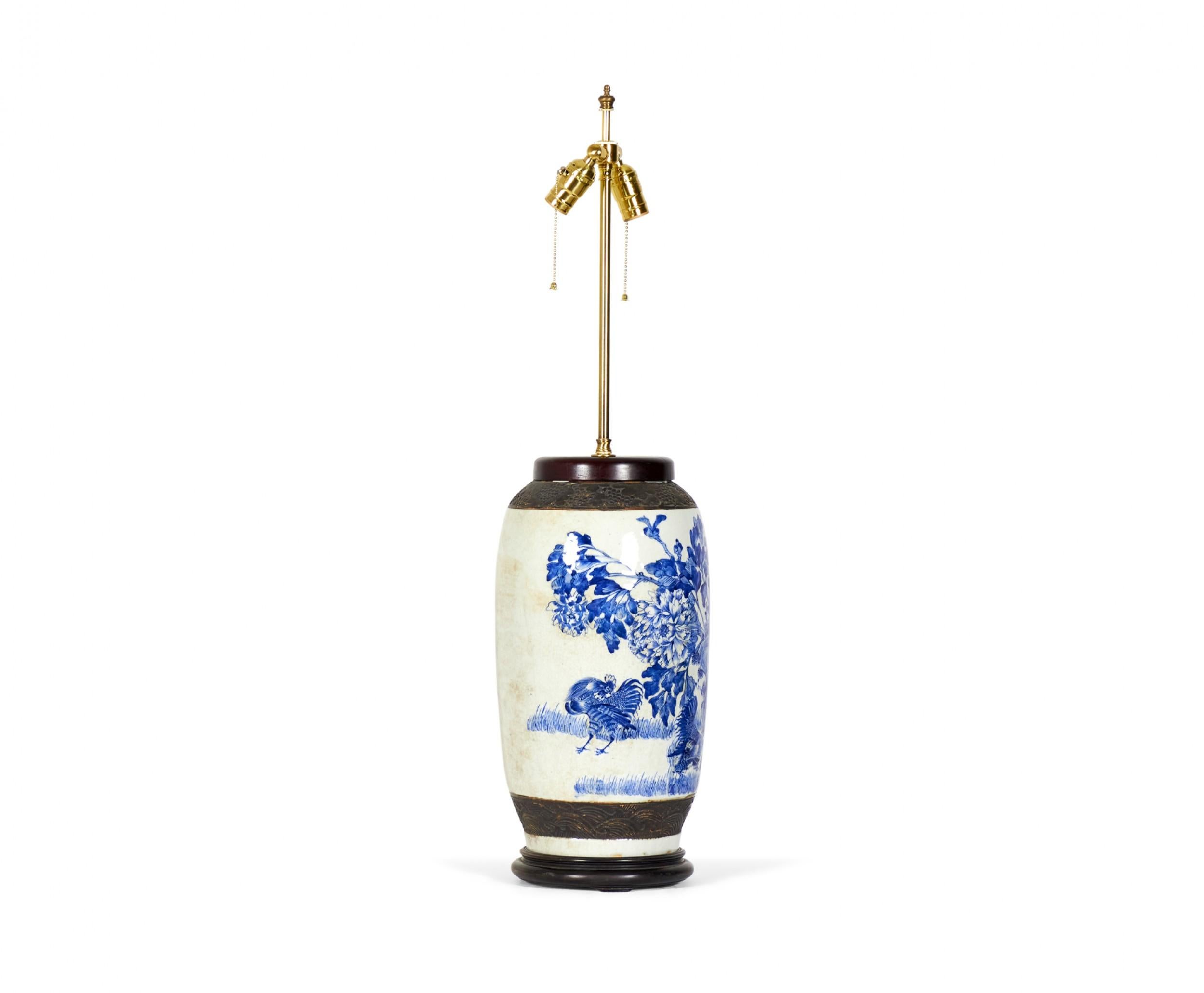 Chinois Lampe de bureau chinoise ancienne en porcelaine bleue et blanche à motif de coq et de fleurs en vente