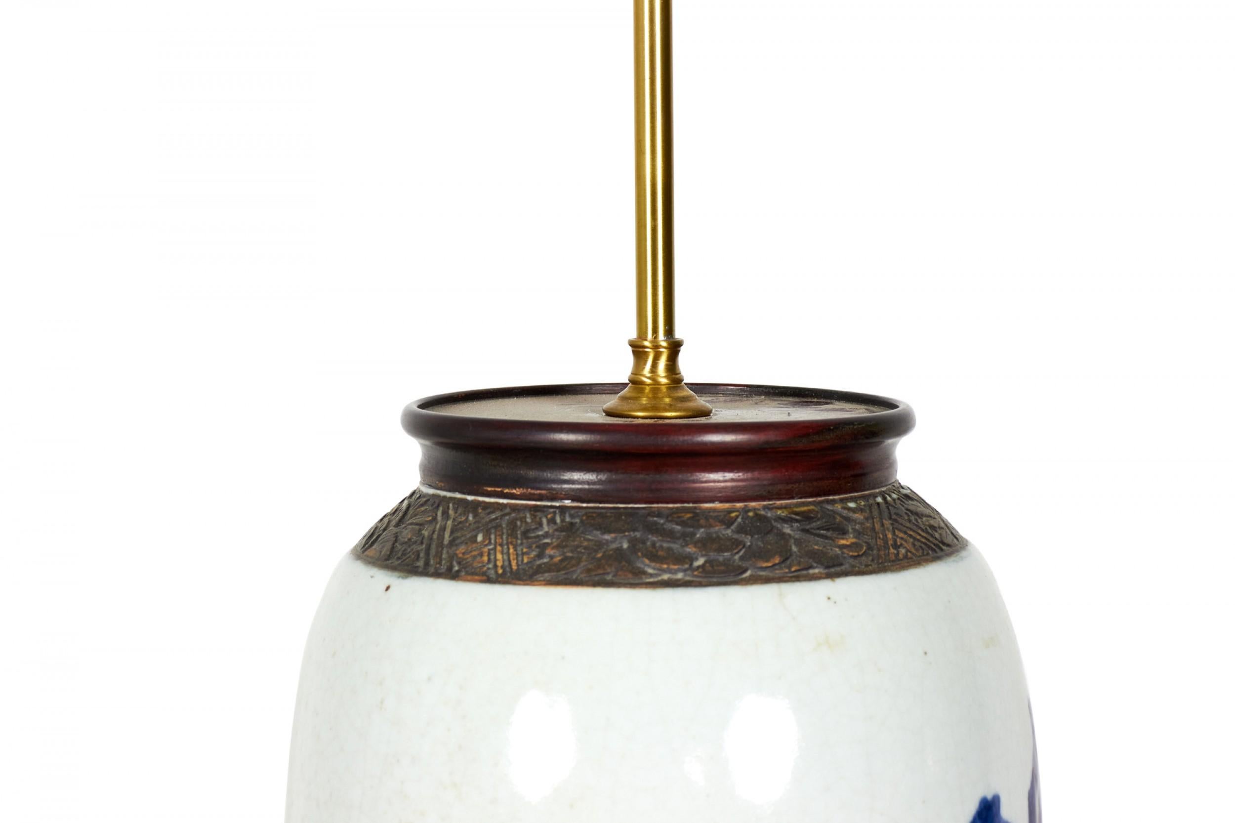 Antiguo jarrón chino de porcelana azul y blanca con diseño de gallo y flores Lámpara de mesa Chino en venta