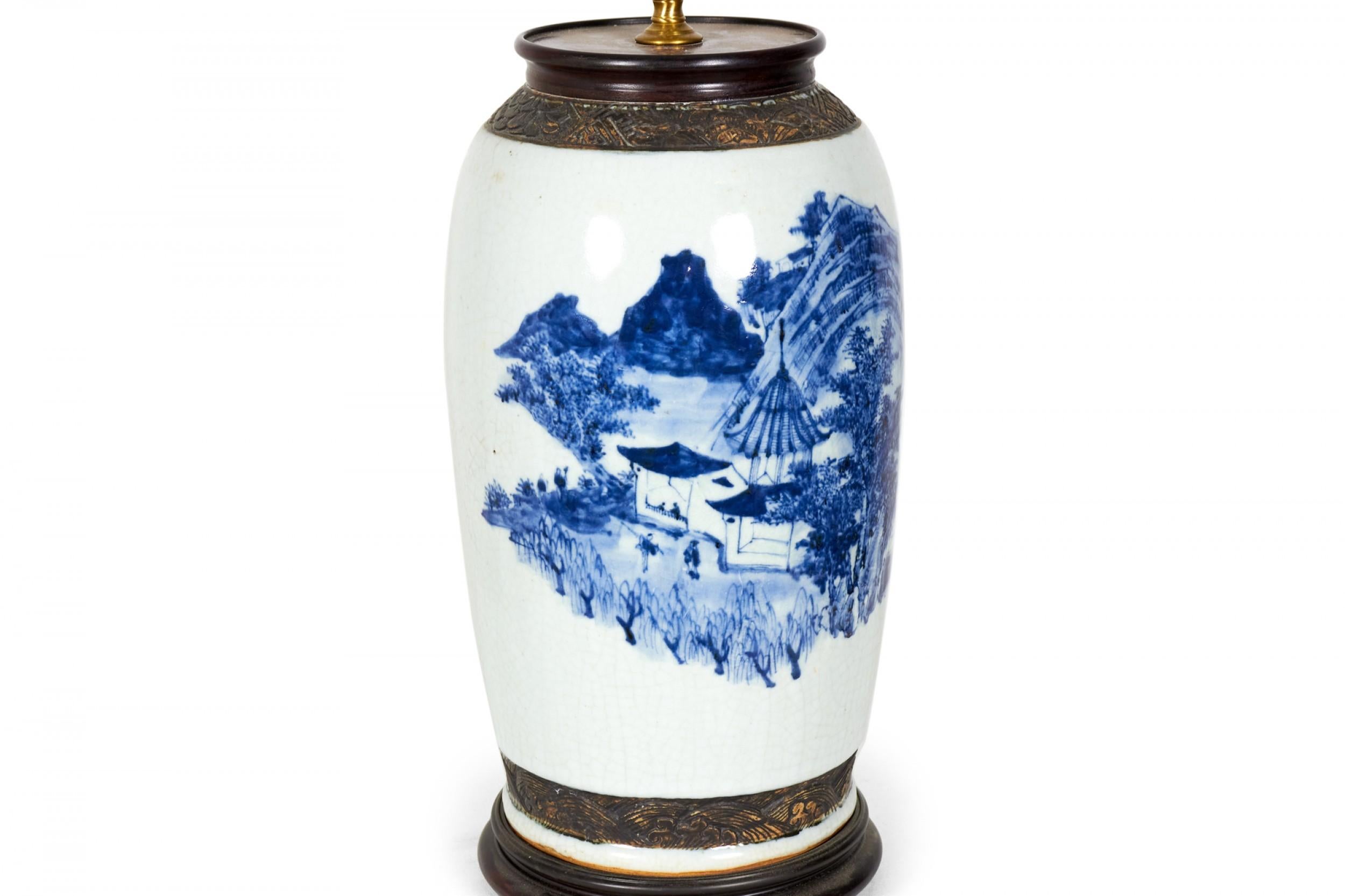 Antiguo jarrón chino de porcelana azul y blanca con diseño de gallo y flores Lámpara de mesa Hecho a mano en venta