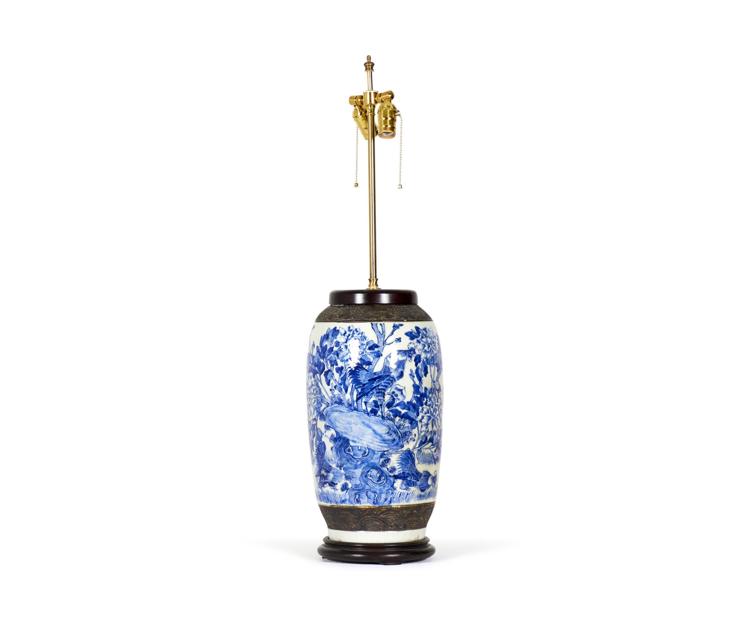 Lampe de bureau chinoise ancienne en porcelaine bleue et blanche à motif de coq et de fleurs Bon état - En vente à Queens, NY