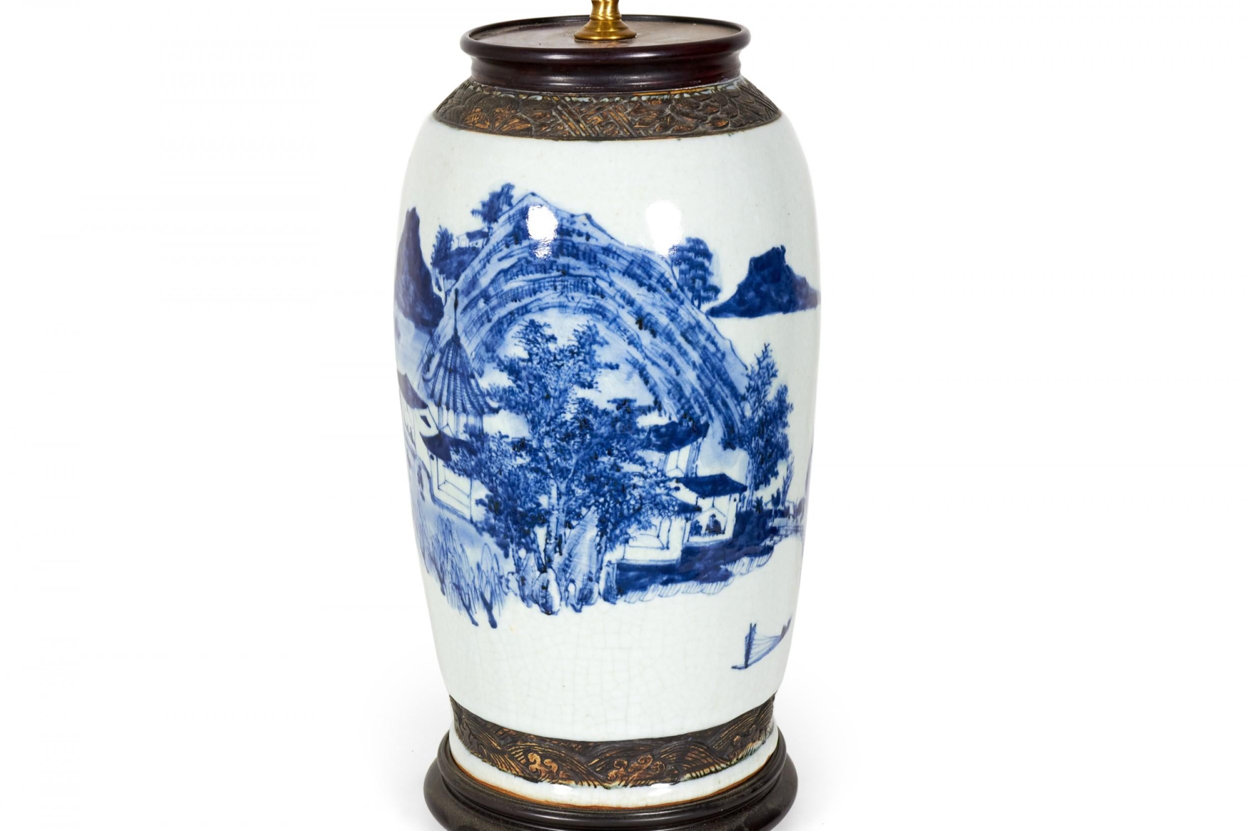 Antiguo jarrón chino de porcelana azul y blanca con diseño de gallo y flores Lámpara de mesa en Bueno estado para la venta en Queens, NY