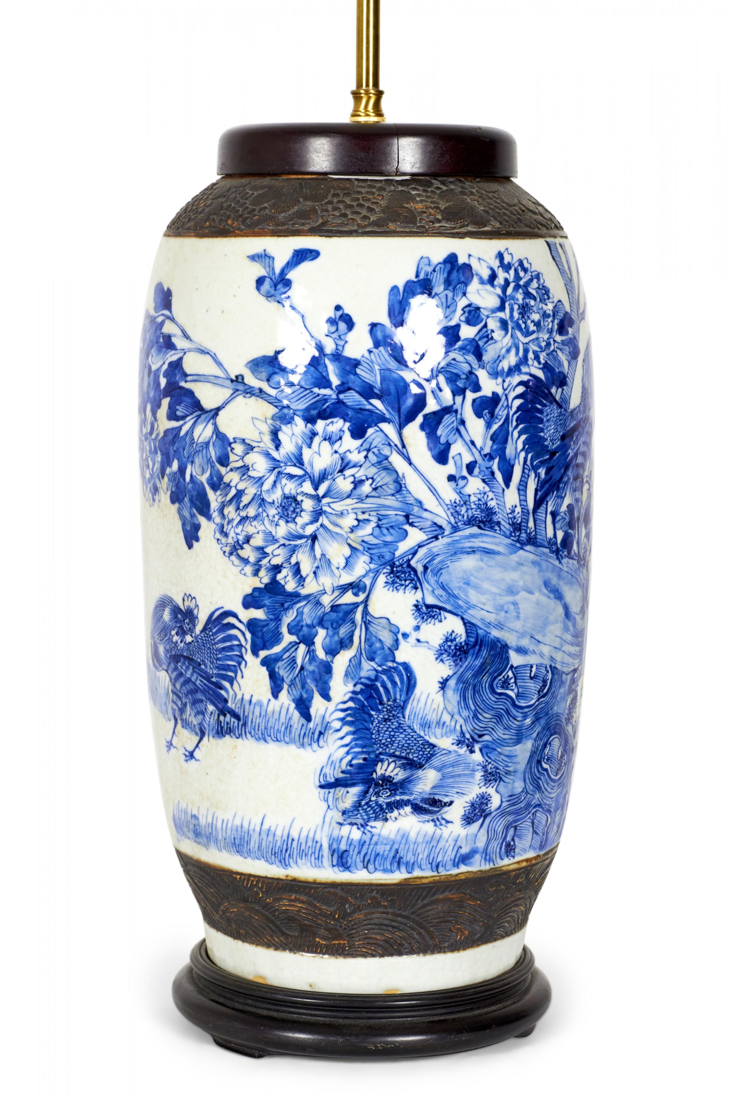 20ième siècle Lampe de bureau chinoise ancienne en porcelaine bleue et blanche à motif de coq et de fleurs en vente