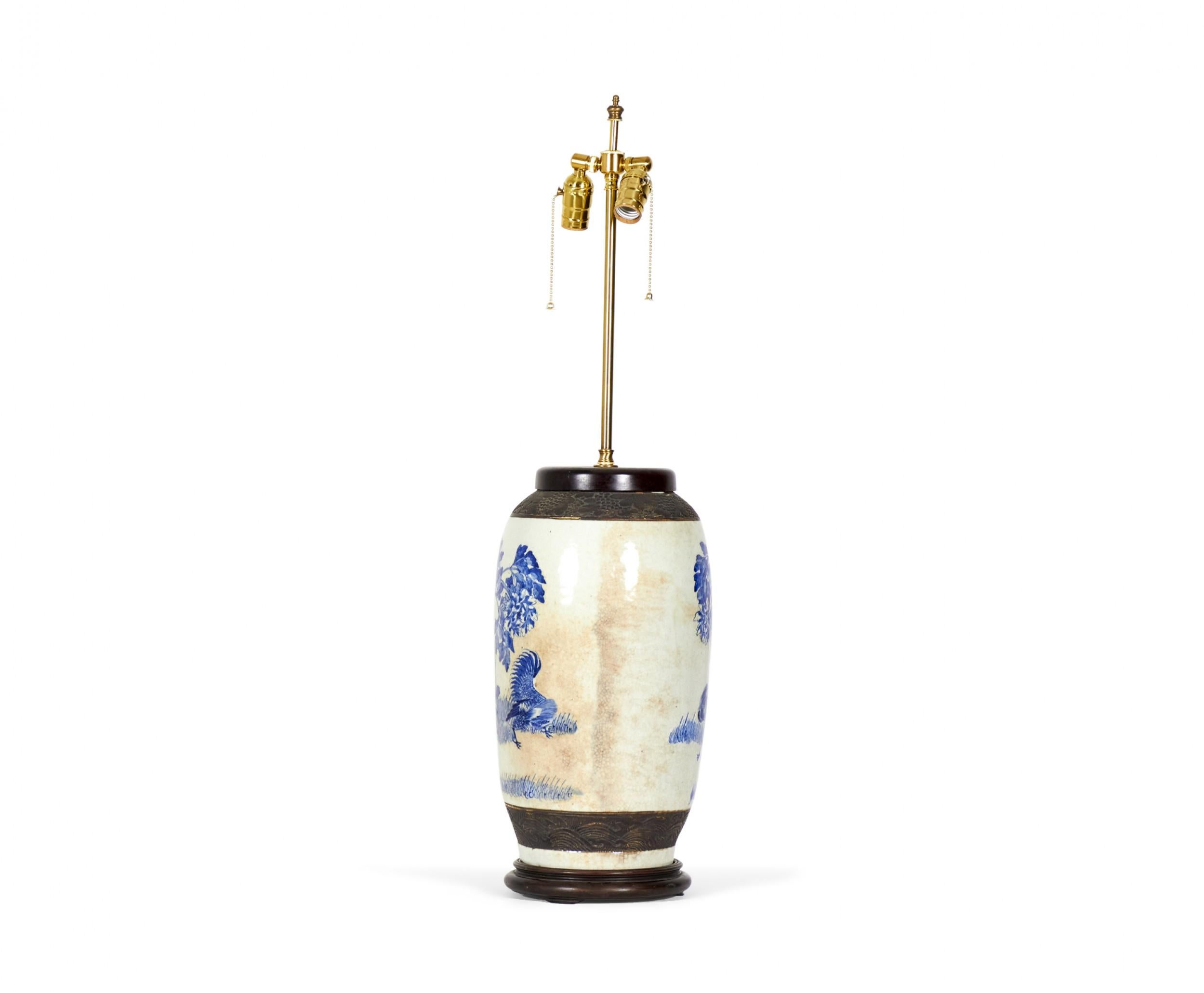 Laiton Lampe de bureau chinoise ancienne en porcelaine bleue et blanche à motif de coq et de fleurs en vente