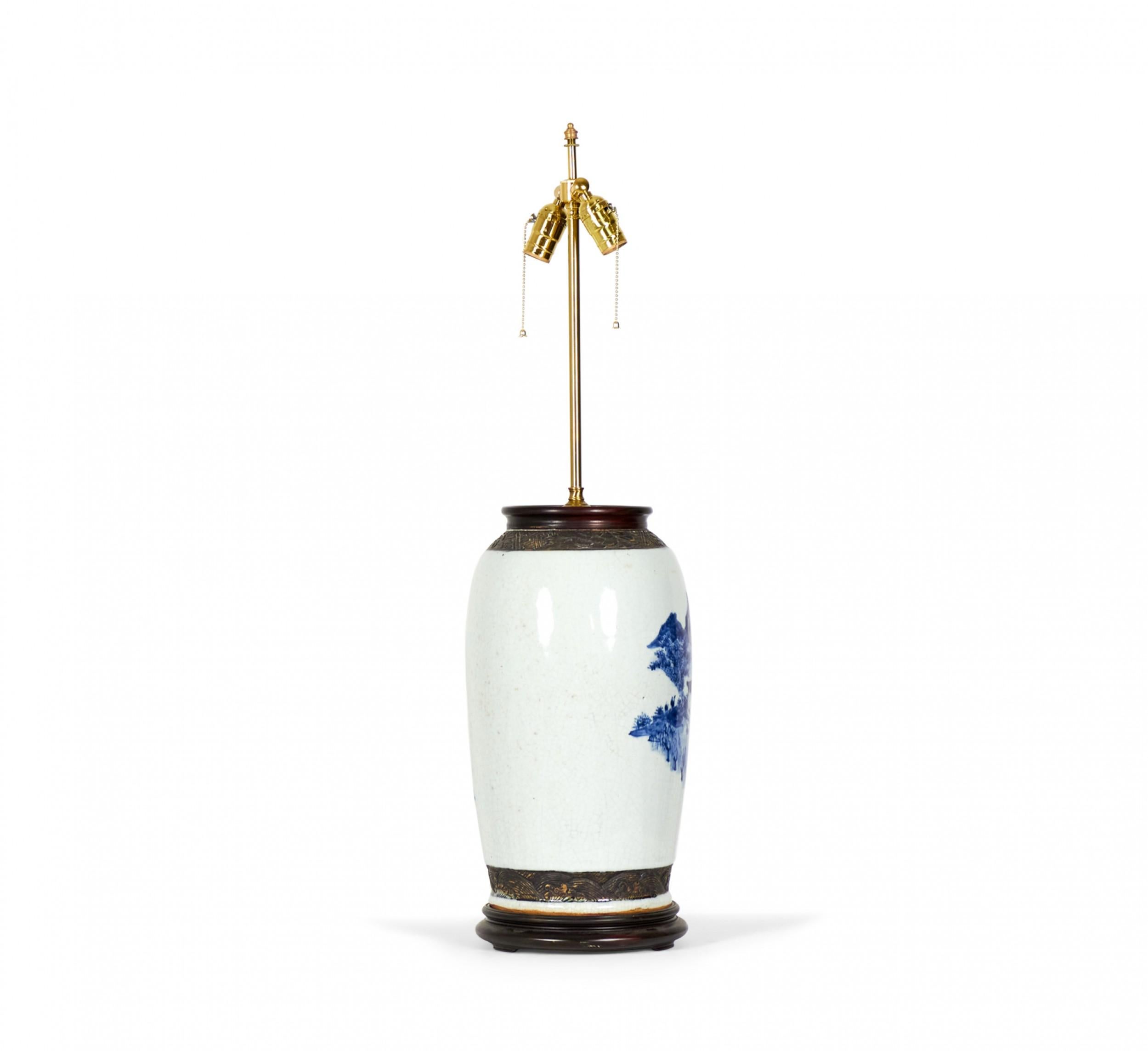 Antiguo jarrón chino de porcelana azul y blanca con diseño de gallo y flores Lámpara de mesa en venta 1