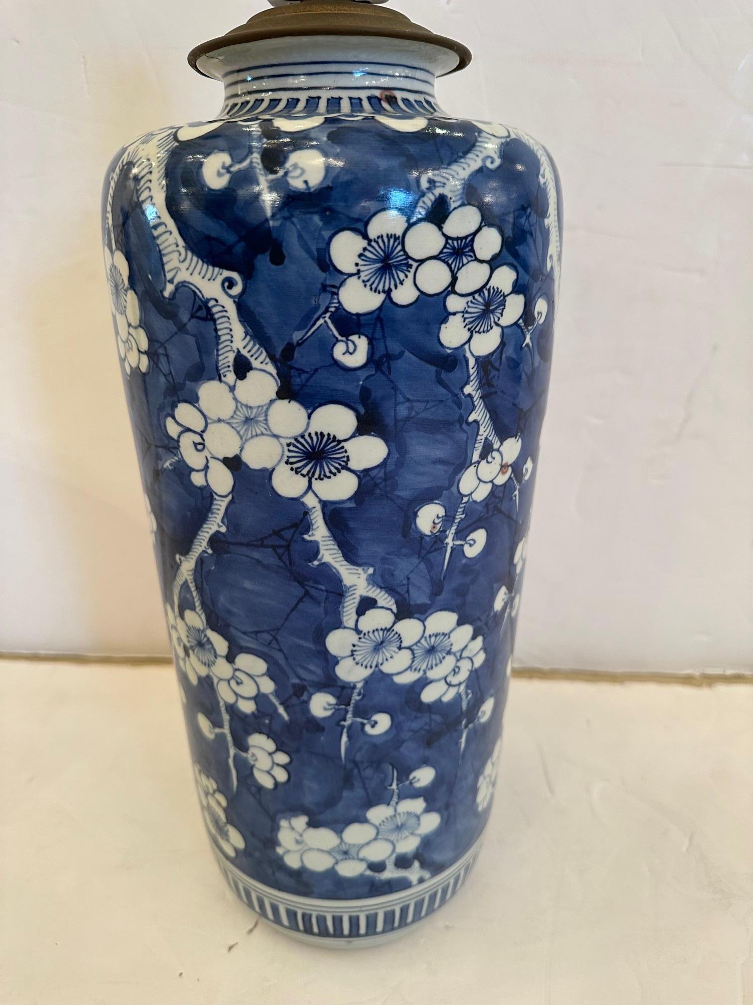 Porcelaine Ancienne lampe de bureau chinoise bleue et blanche en vente