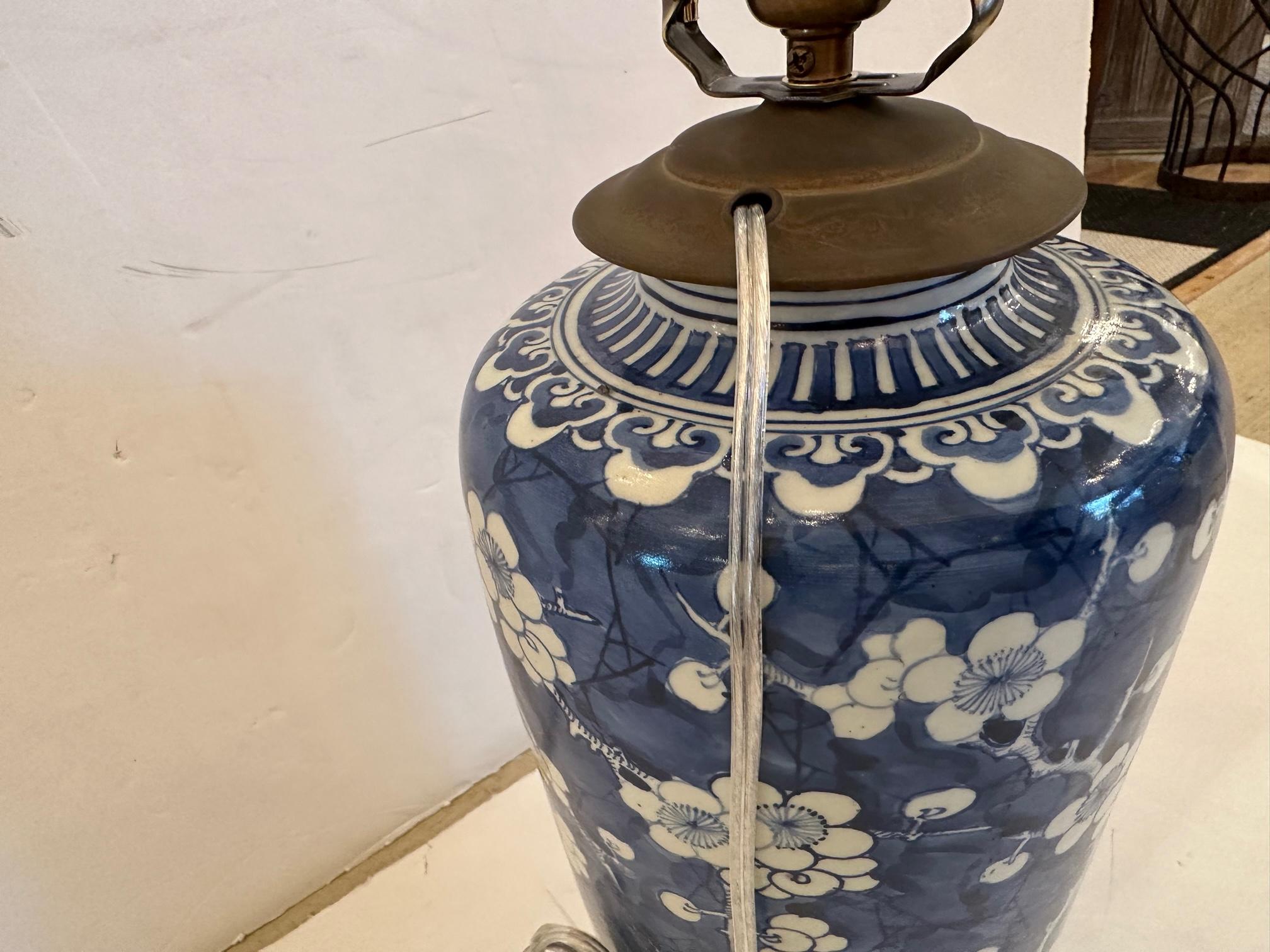 Ancienne lampe de bureau chinoise bleue et blanche en vente 1