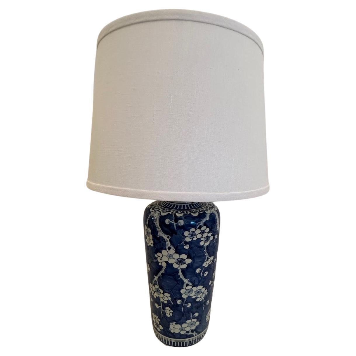Ancienne lampe de bureau chinoise bleue et blanche en vente