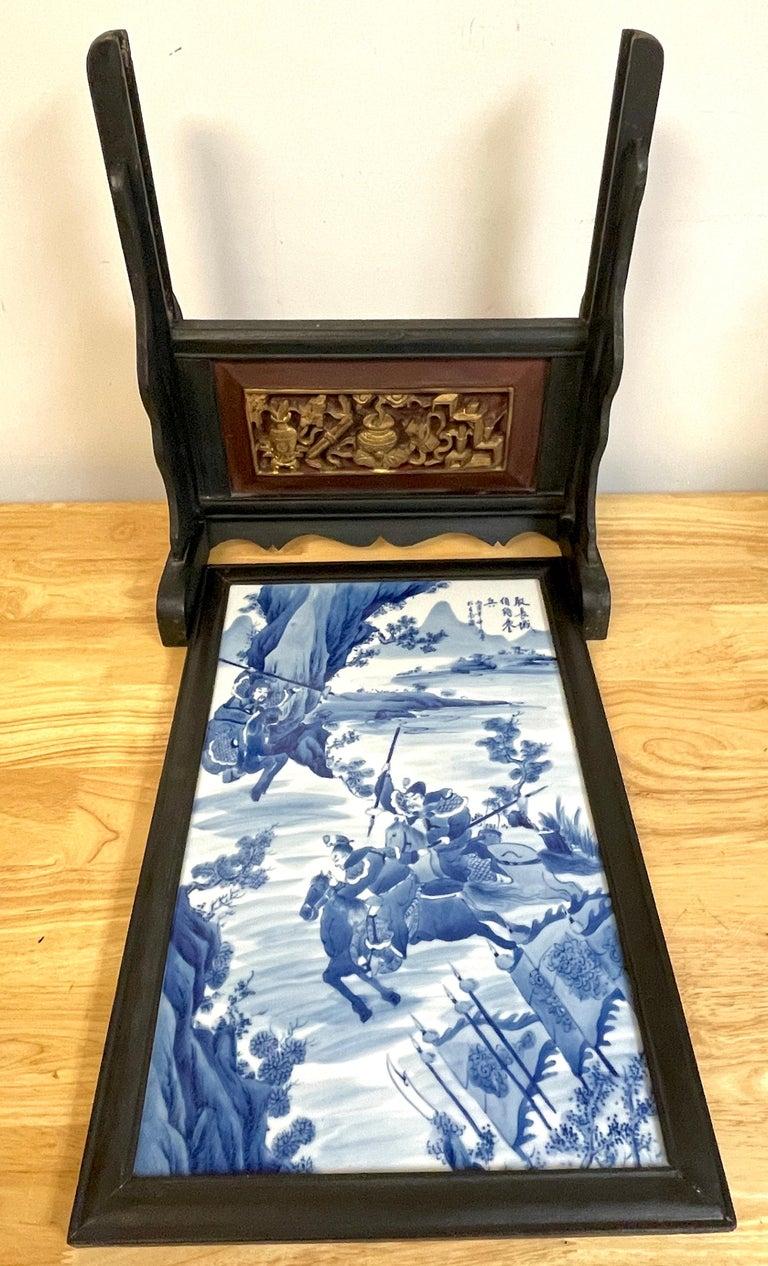 Antique Chinese Blue & White Warrior Scene Giltwood & Lacquer Table Screen For Sale 3