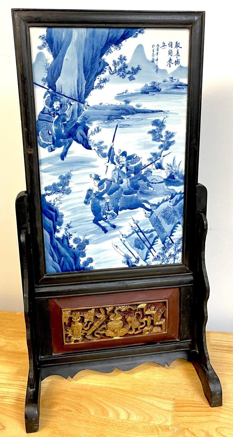 Antique Chinese Blue & White Warrior Scene Giltwood & Lacquer Table Screen For Sale 2