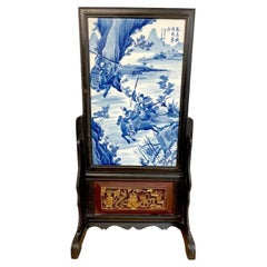 Antiker chinesischer Tischschirm mit blauer und weißer Kriegersszene aus vergoldetem Holz und Lack