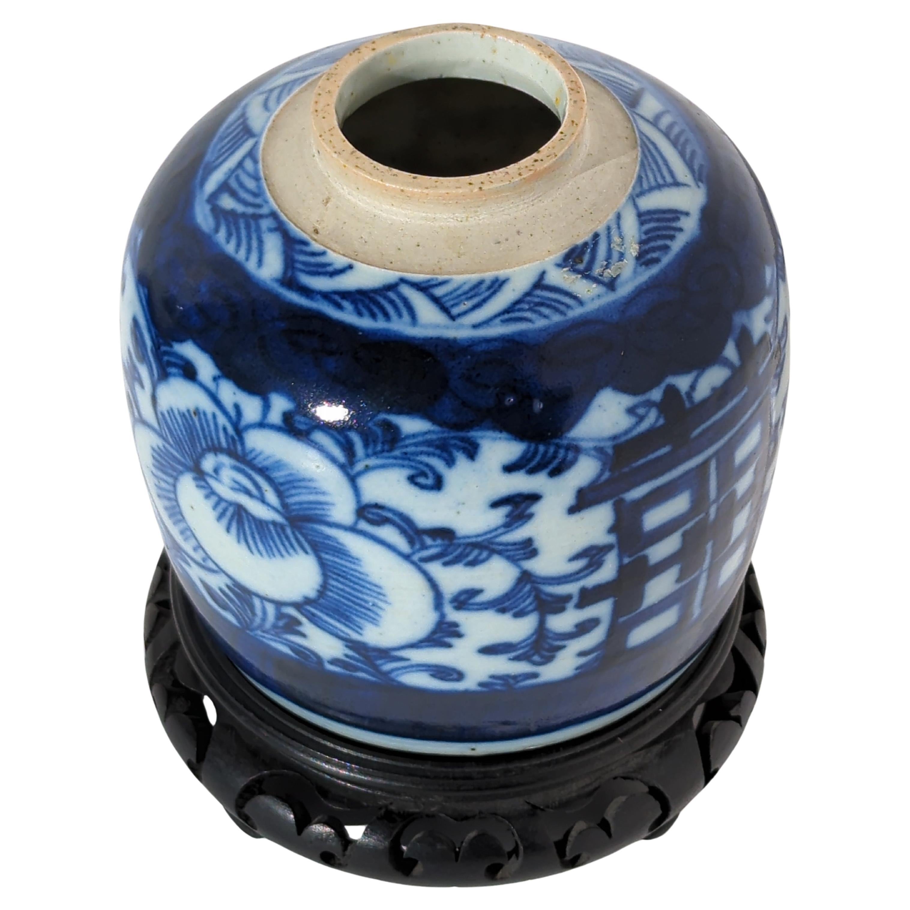 Antike chinesische Blau-weiße Porzellanvase mit doppelter Glücksigkeit in Ingwerglasform, um 1900  (Frühes 20. Jahrhundert) im Angebot