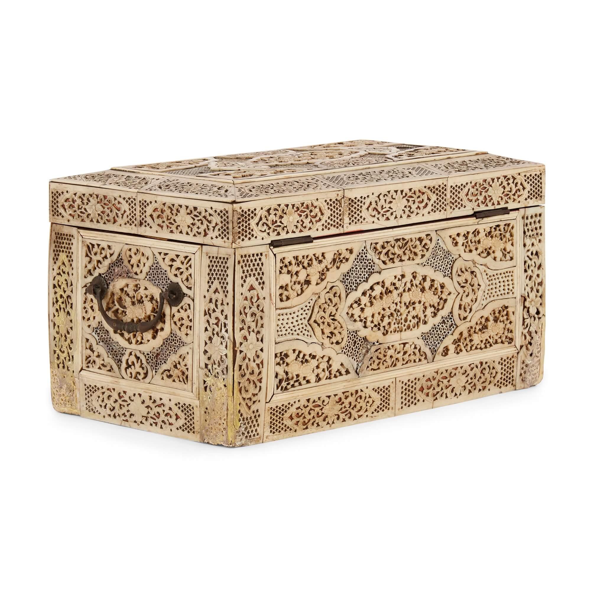 Antike chinesische Schachtel aus Knochen und Kupfer (Geschnitzt) im Angebot