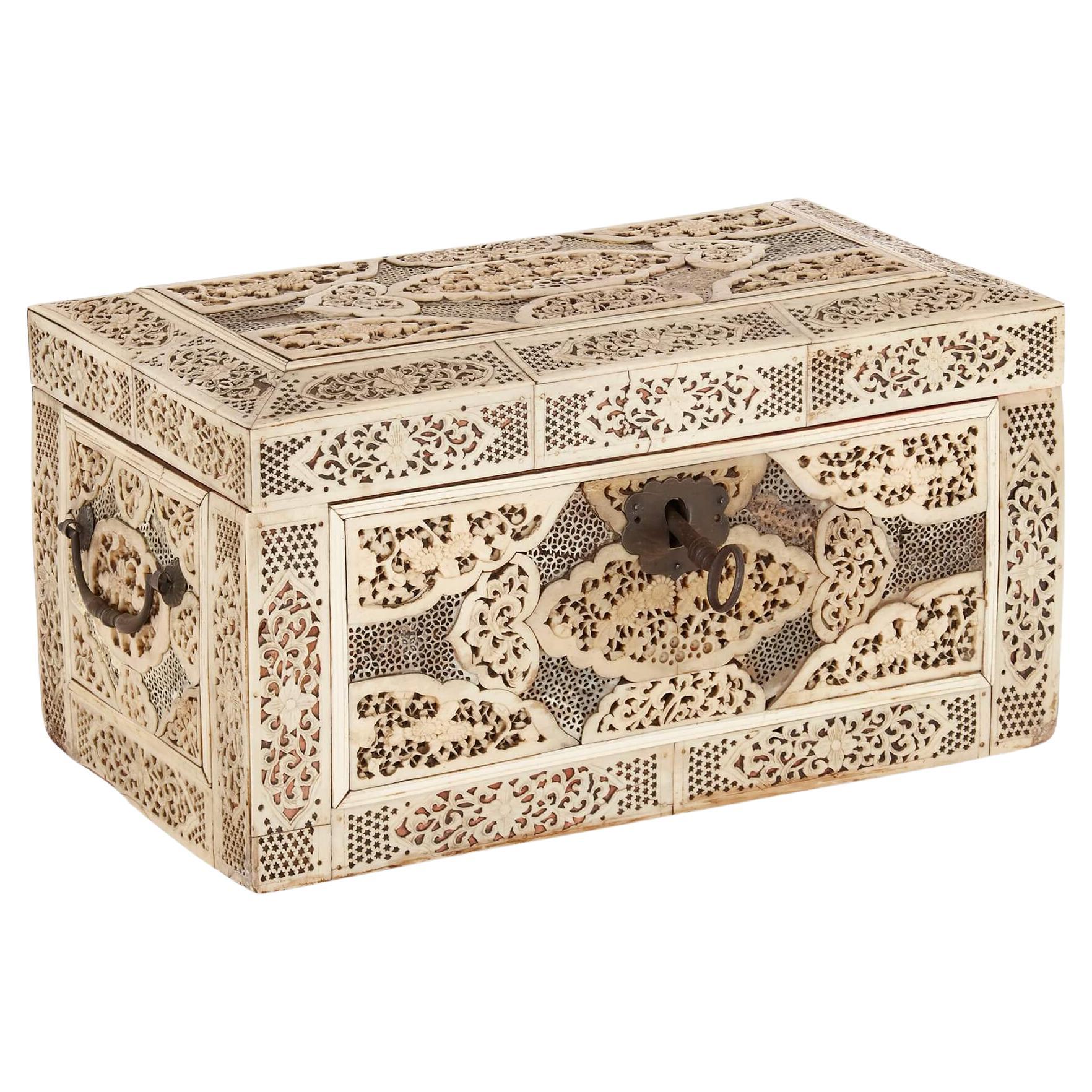Antike chinesische Schachtel aus Knochen und Kupfer im Angebot
