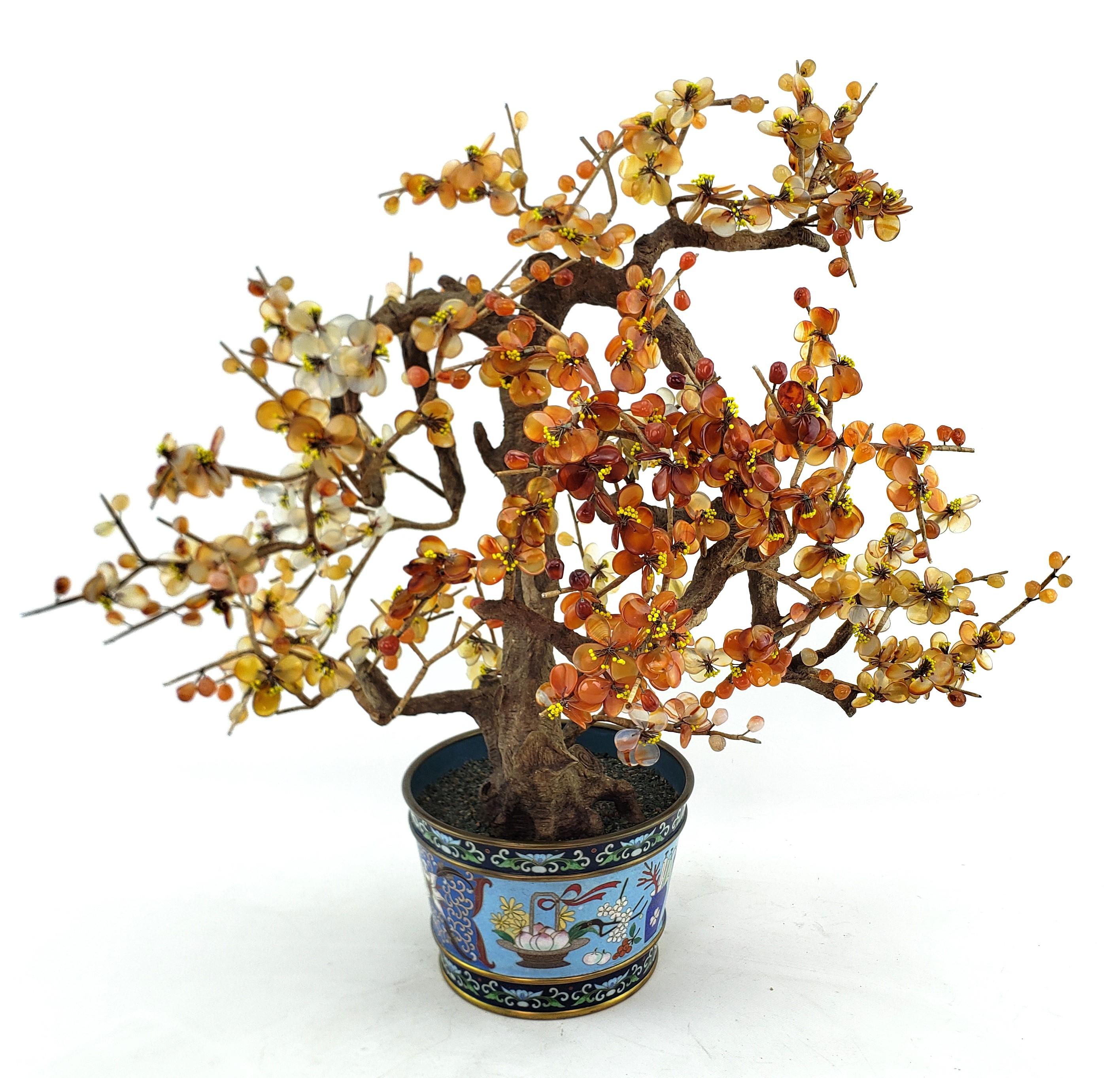 Fait main Ancienne sculpture chinoise de style Bonzai représentant un arbre à fruits en fleurs avec pot cloisonné en vente