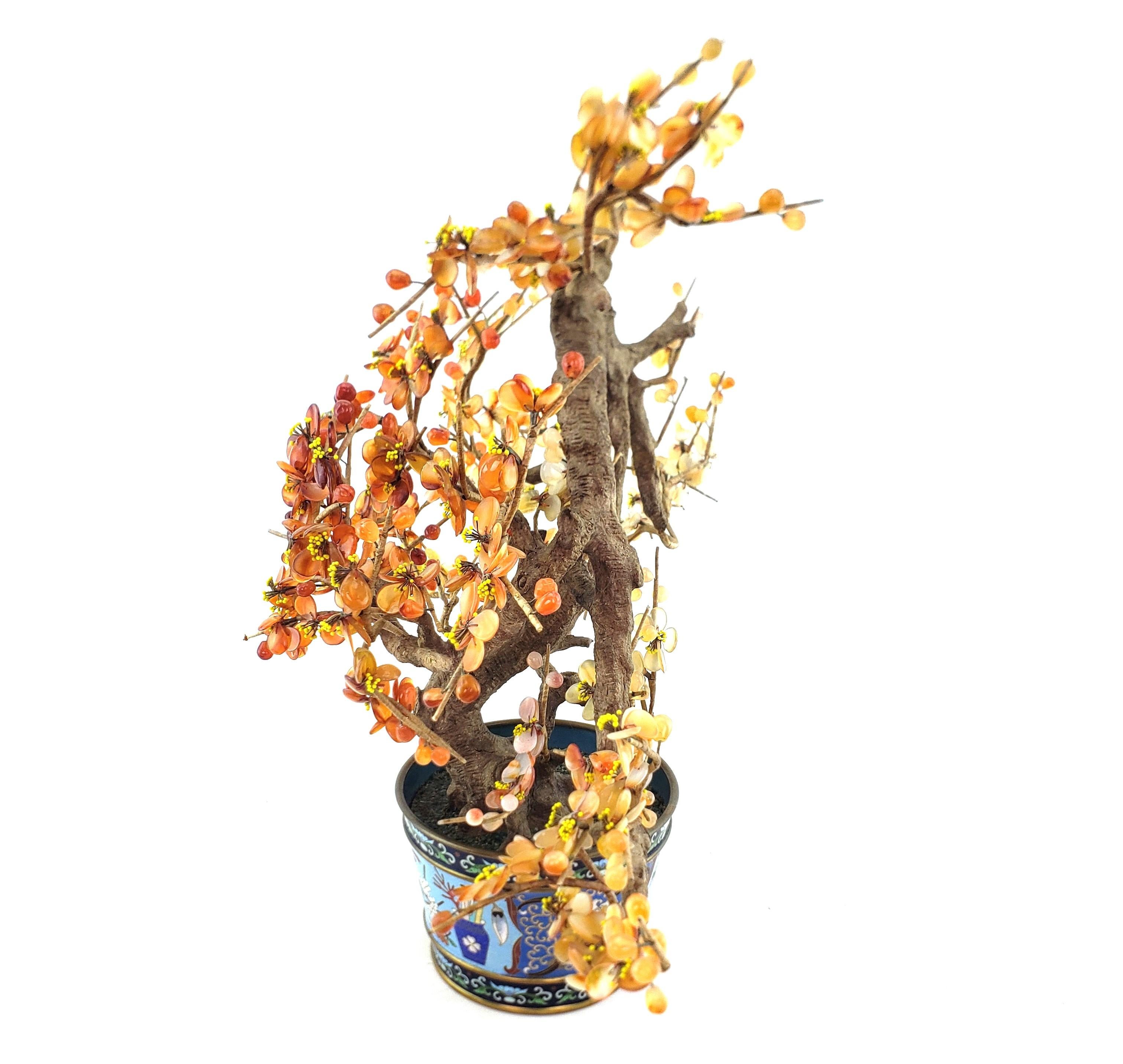 Ancienne sculpture chinoise de style Bonzai représentant un arbre à fruits en fleurs avec pot cloisonné Bon état - En vente à Hamilton, Ontario