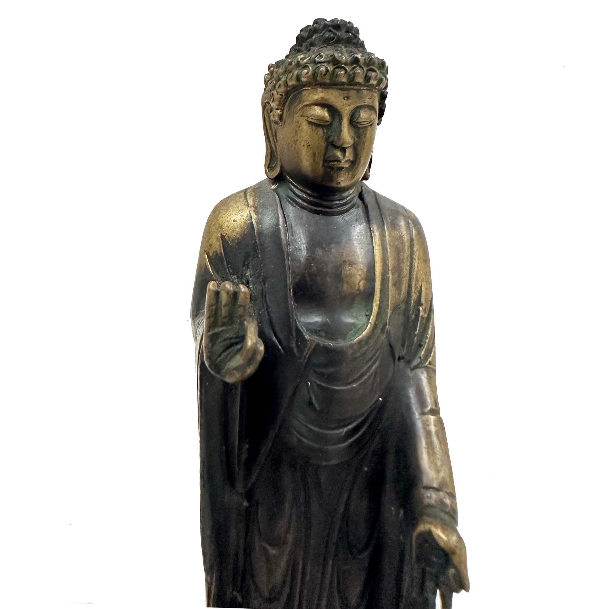 Diese Statue von Amida (Sanskrit: Amitabha Buddha), dem Buddha des westlichen Paradieses, führt mit beiden Händen die Geste der Lehre (vitarka mudra) aus. In Ostasien bedeuten diese Gesten, dass Amida vom Himmel herabsteigt (raigo), um die Seele