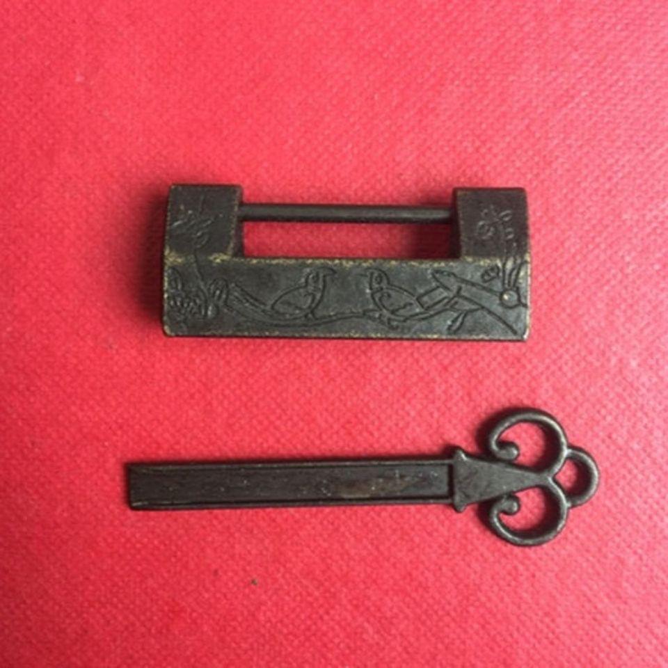 This Vintage Chinese Bronze Lock with its accompanying key is a beautiful example of traditional craftsmanship and design. Made from high-quality bronze, the lock features intricate engraved patterns that reflect ancient Chinese artistry and