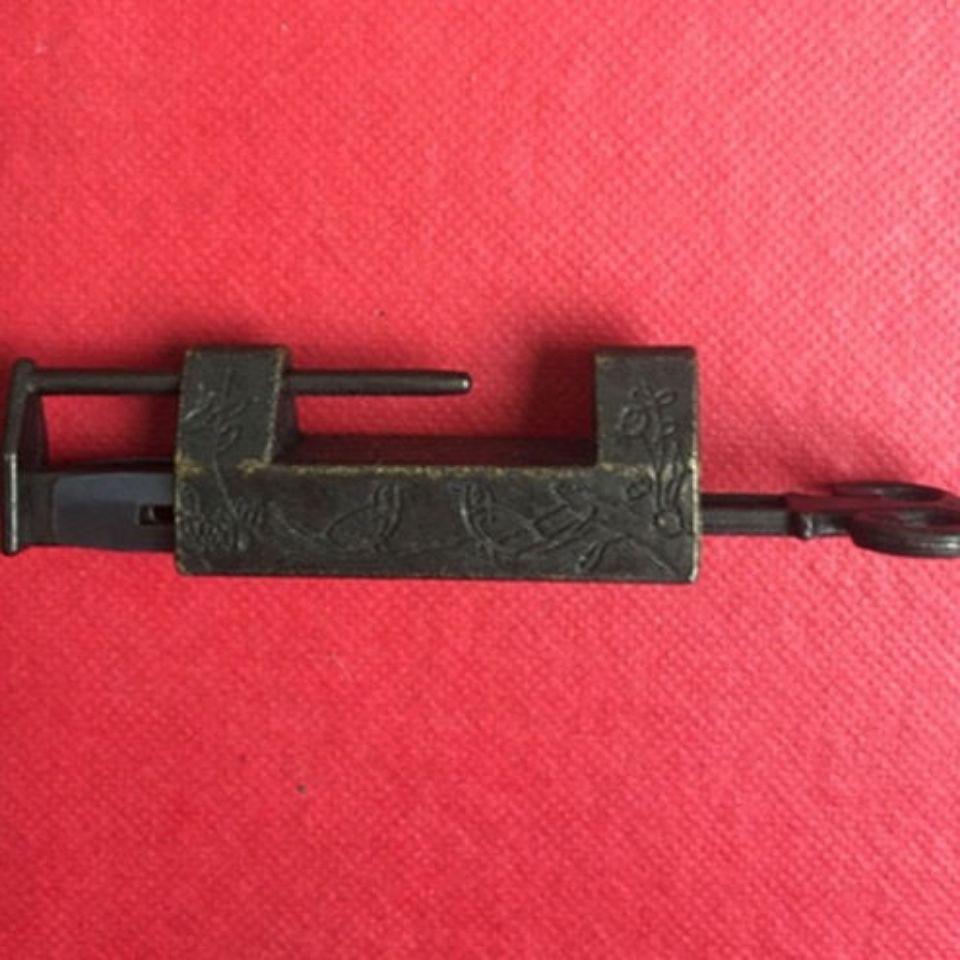 Vintage Chinese Bronze Classic Lock with Key In Fair Condition For Sale In 景德镇市, CN