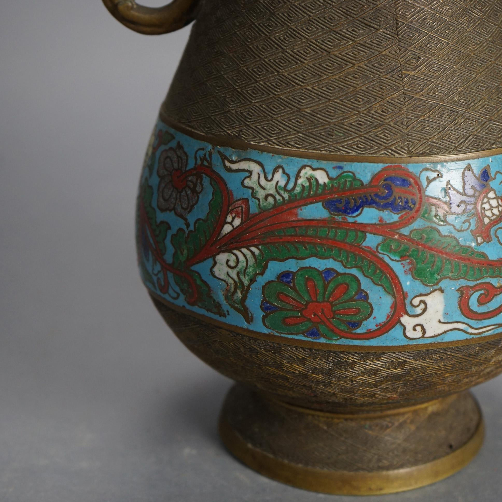 Antike chinesische Cloisonné-Vase mit doppeltem Henkel aus Bronze, emailliert, um 1910 im Zustand „Gut“ im Angebot in Big Flats, NY