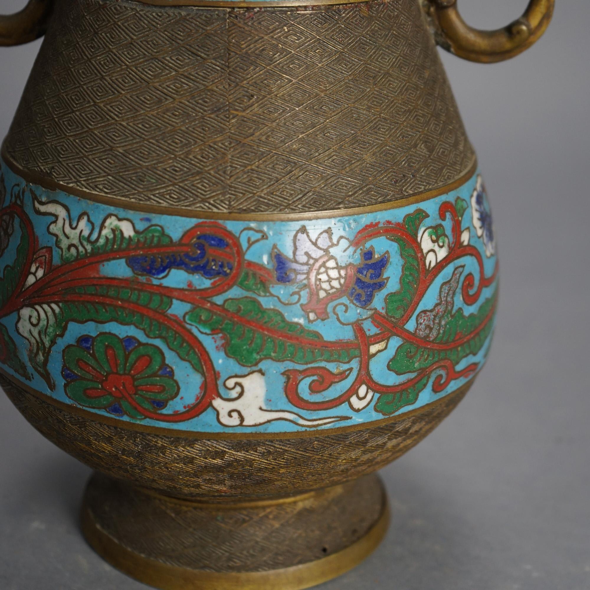 Antike chinesische Cloisonné-Vase mit doppeltem Henkel aus Bronze, emailliert, um 1910 (20. Jahrhundert) im Angebot