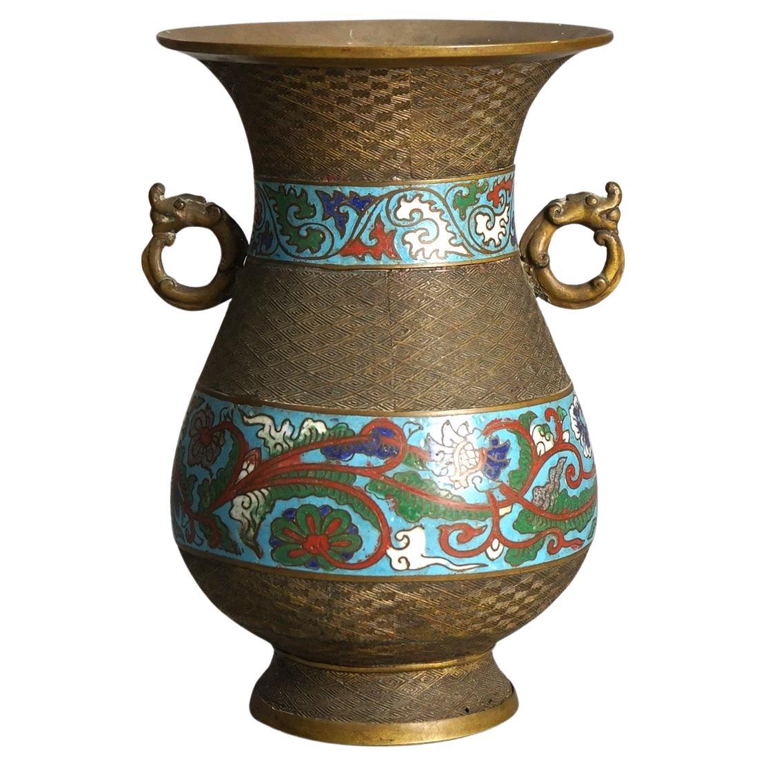 Antike chinesische Cloisonné-Vase mit doppeltem Henkel aus Bronze, emailliert, um 1910 im Angebot