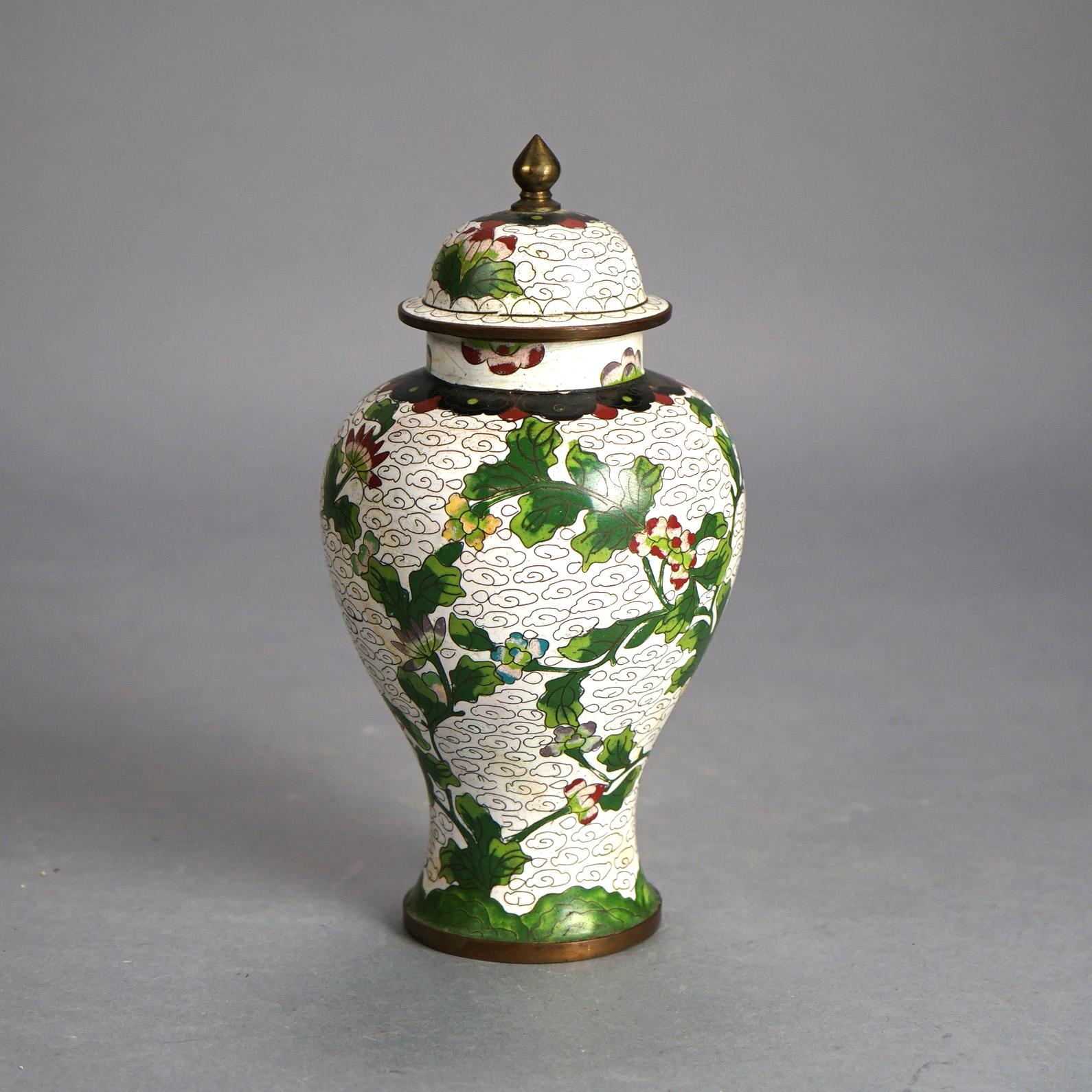 Antike chinesische Cloisonné-Urne aus Bronze mit emailliertem Deckel und Blumen aus Bronze, um 1920
Maße - 9 