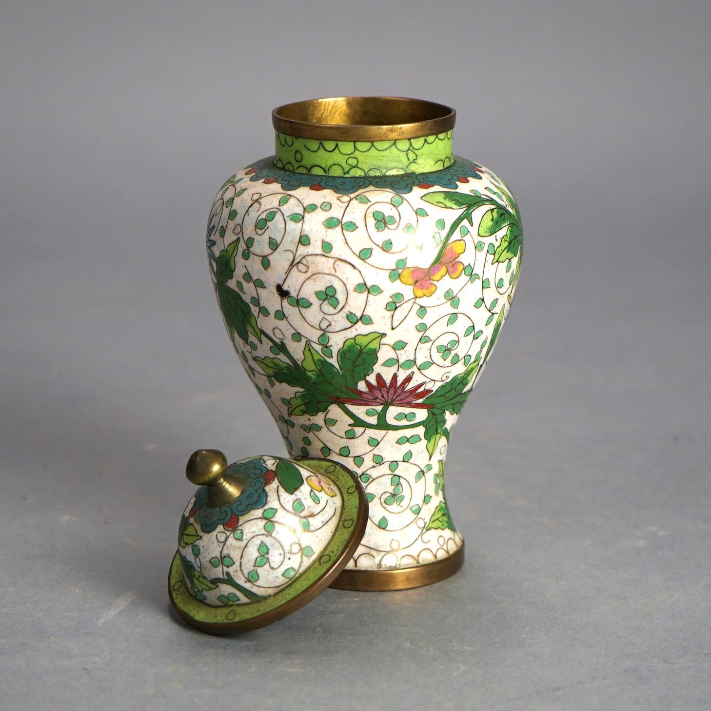 Antike chinesische Cloisonné-Urne aus Bronze mit emailliertem Deckel und Blumen aus Bronze, um 1920

Maße - 7 