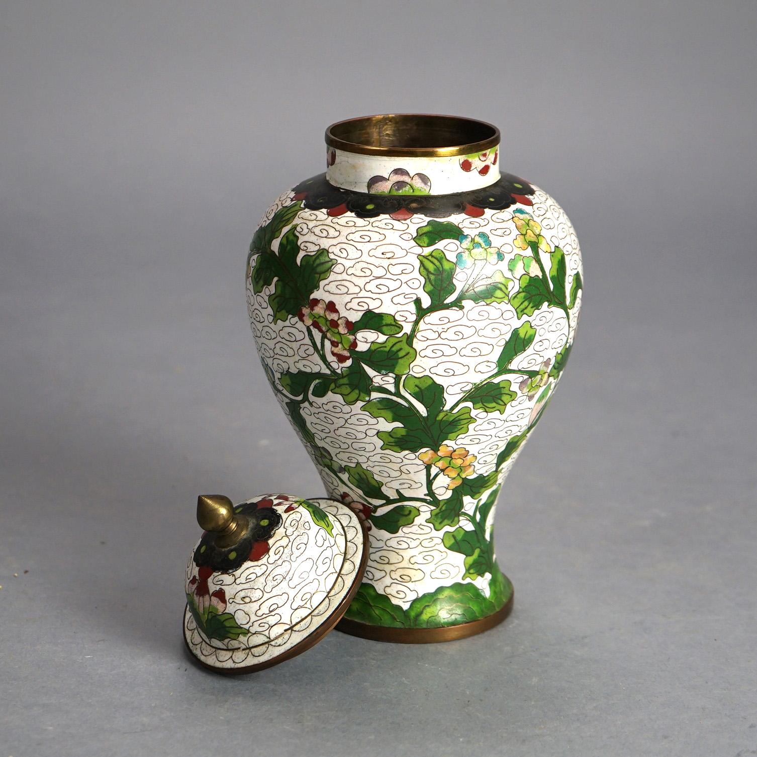 Antike chinesische Cloisonné-Urne aus Bronze mit emailliertem Deckel und Blumen aus Bronze, um 1920 im Zustand „Gut“ im Angebot in Big Flats, NY