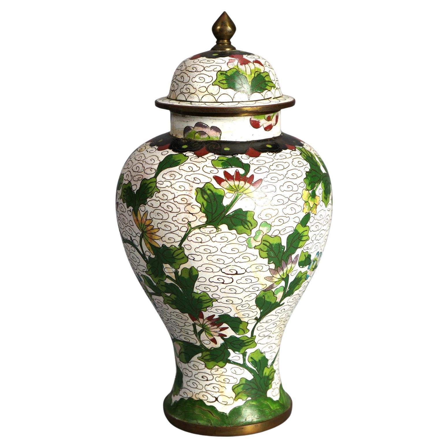 Antike chinesische Cloisonné-Urne aus Bronze mit emailliertem Deckel und Blumen aus Bronze, um 1920 im Angebot