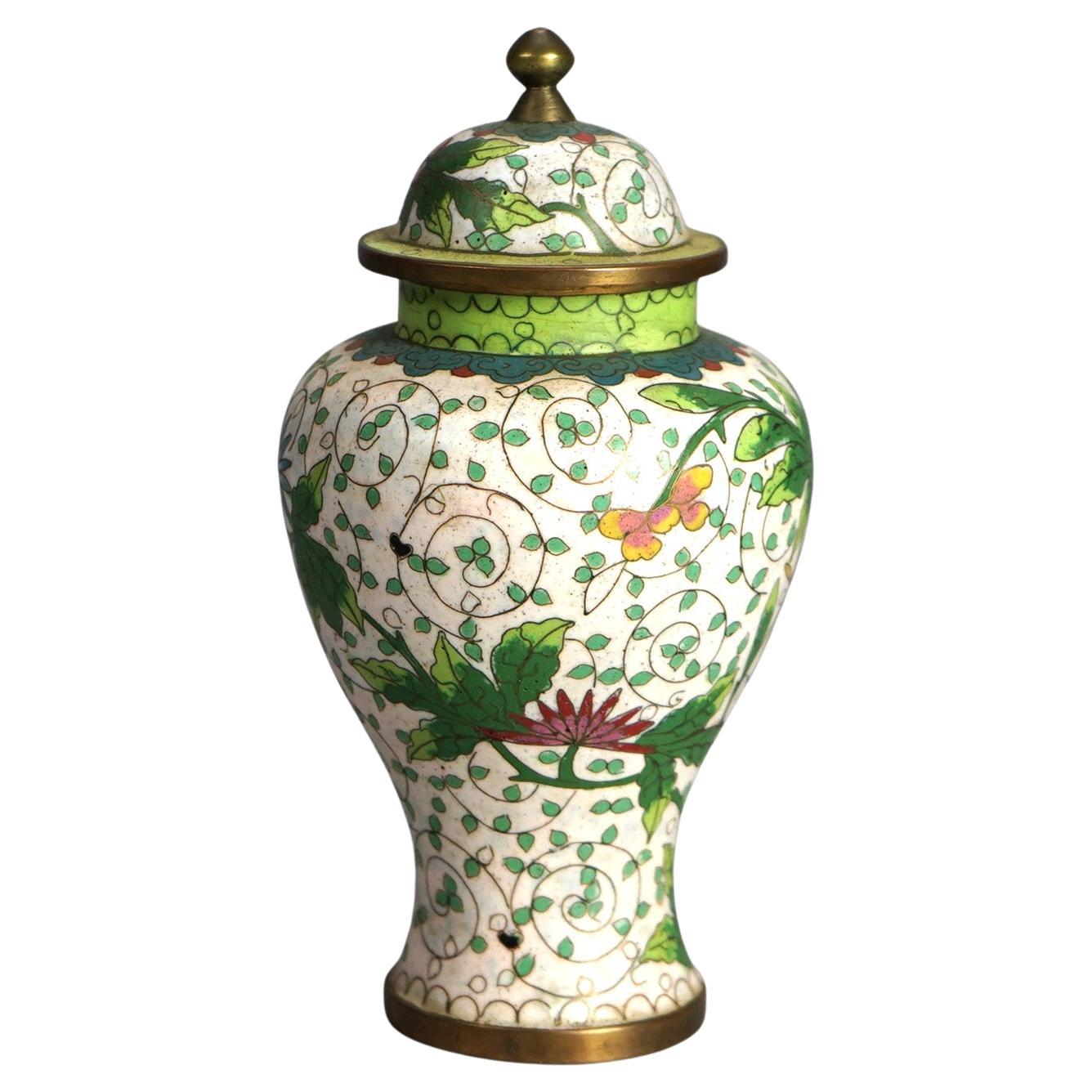 Antike chinesische Cloisonné-Urne aus Bronze mit emailliertem Deckel und Blumen aus Bronze, um 1920 im Angebot